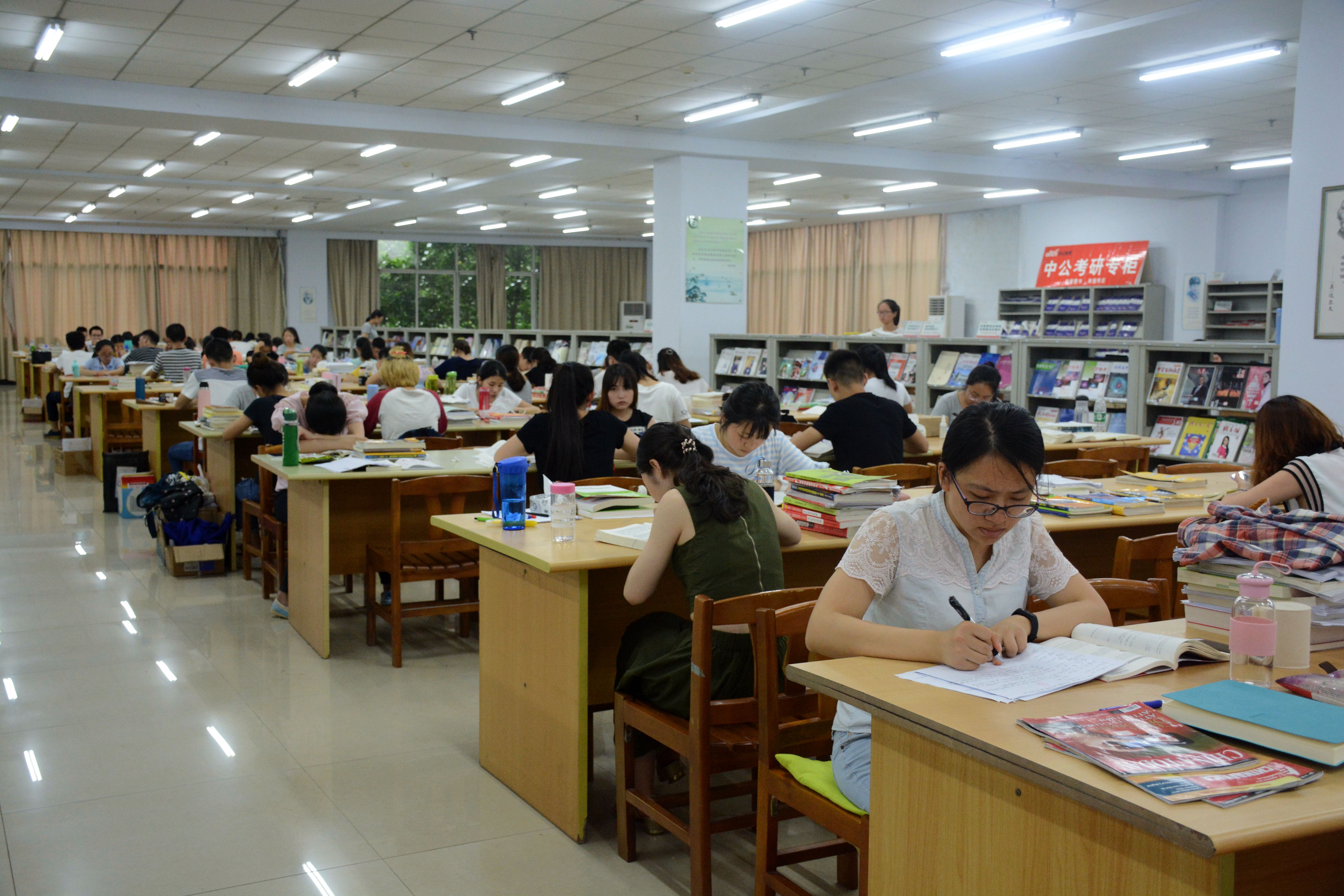 暑假留校面面观-长江师范学院