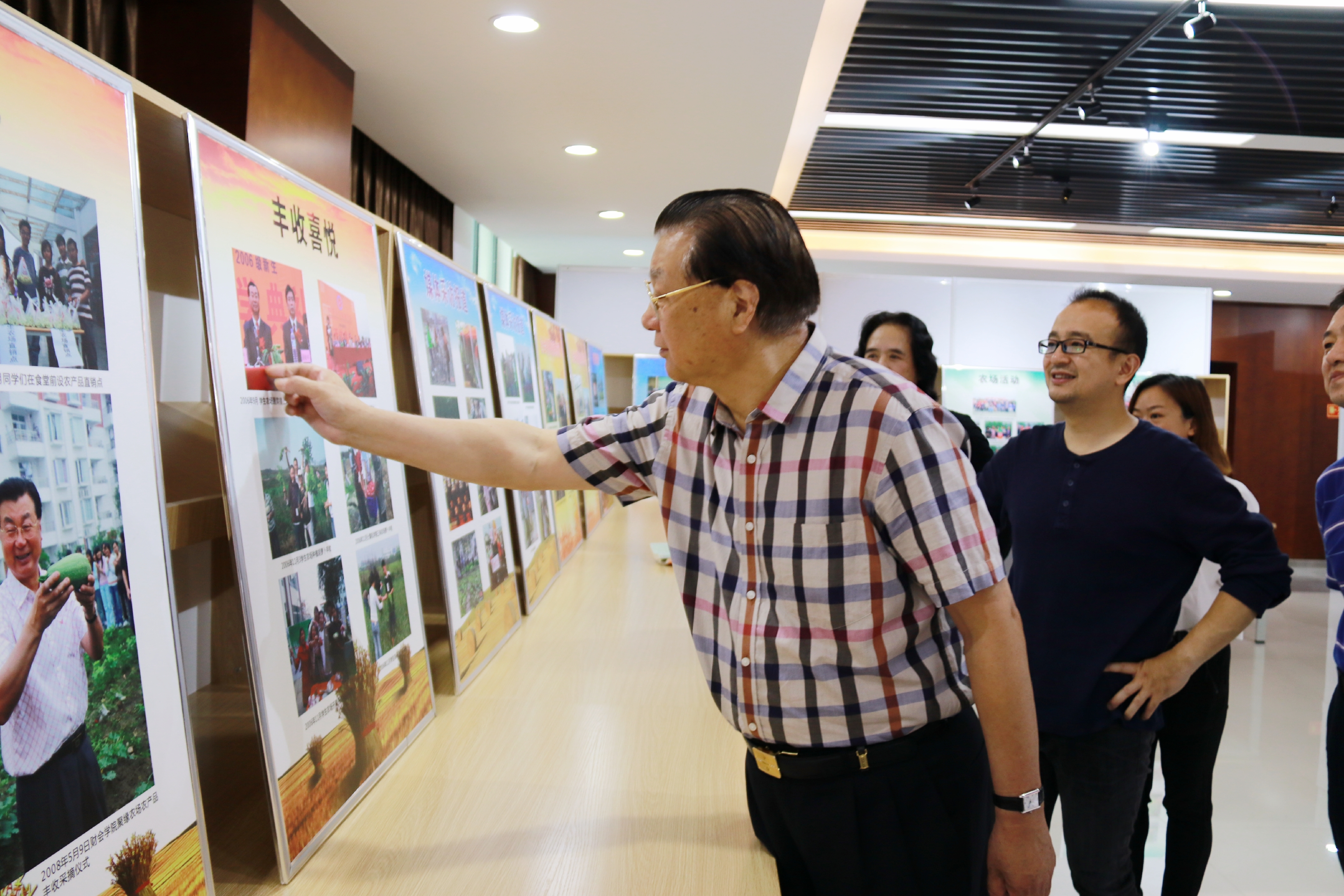 2005———2018我校成立十三周年全校师生以多种形式献礼校庆