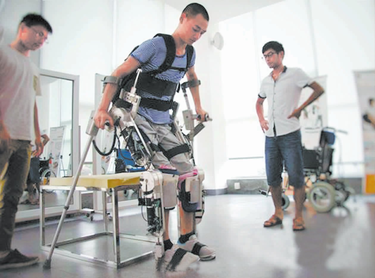 中国自主研发外骨骼机器人可助截瘫患者自如行走-四川
