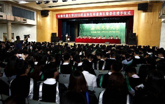 愿你做一粒理想的种子在大地落地开花2018届本科生研究生毕业典礼暨学位授予仪式隆重举行40位博士生894位硕士生16位留学生4536名本科生顺利毕业