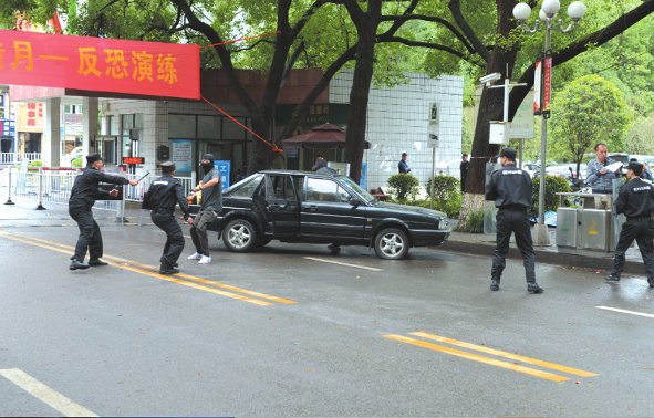 建設平安校園學校開展反恐演練