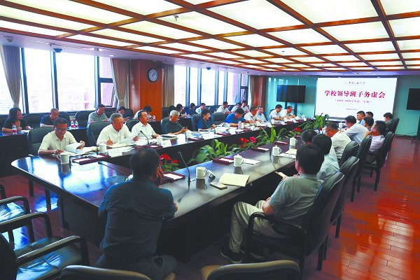 学校领导班子务虚会召开