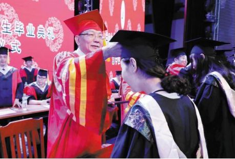 2018届毕业典礼暨学位授予仪式隆重举行