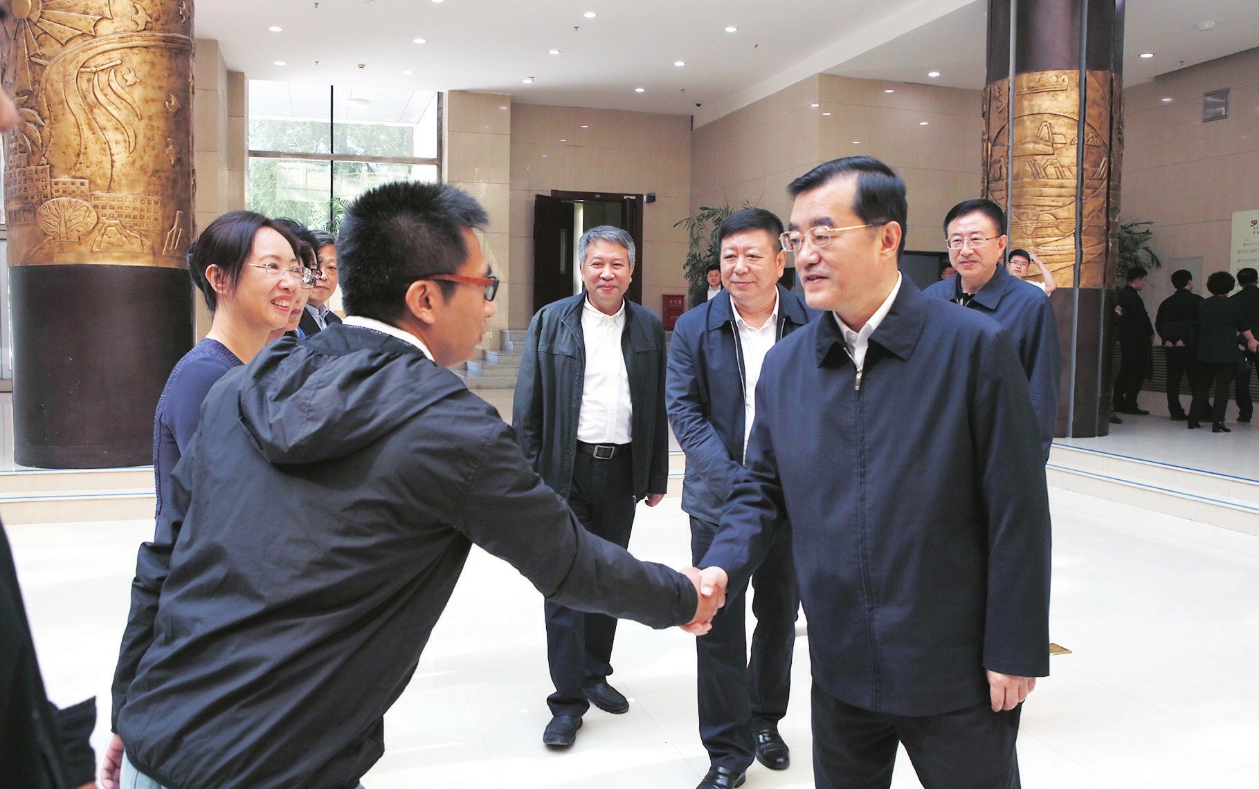 省委书记、省人大常委会主任张庆伟到我校调研