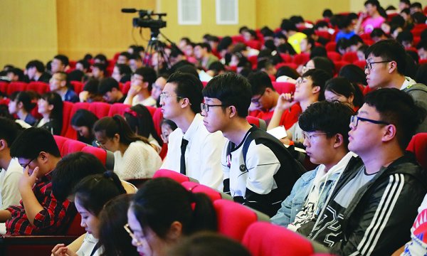 《信大史话》开讲受好评现场听众爆满