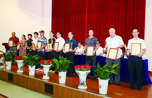 学校举行庆祝表彰大会献礼教师节