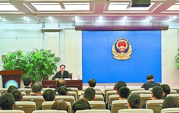 学习宪法尊崇宪法捍卫宪法———学院举行党委理论学习中心组（扩大）《宪法》专题学习会