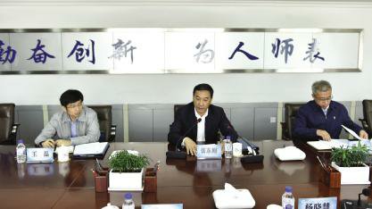 学校召开行政班子换届宣布会