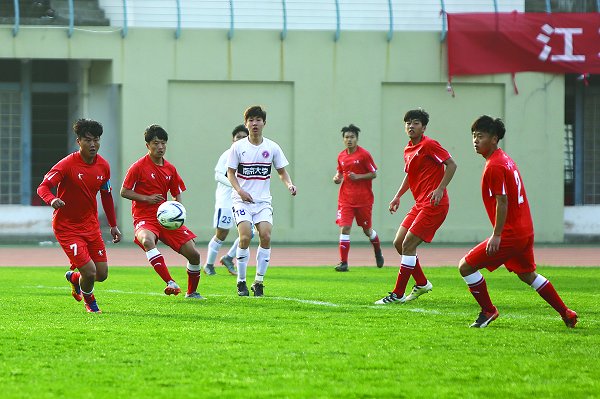 振奮！河海大學(xué)足球隊(duì)再奪冠軍！