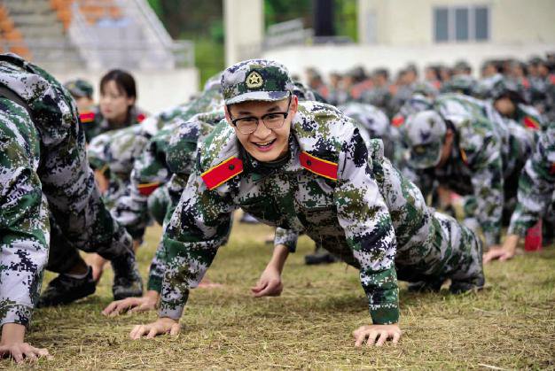 来源:新闻中心 眼如炬,心似钢(文学与历史学院2017级3班 杨开馨