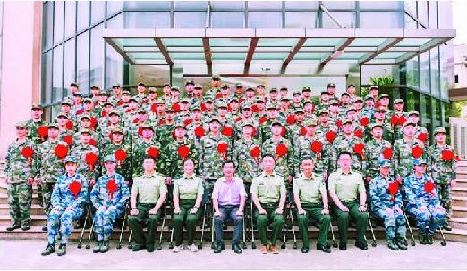 76名大学生应征入伍学校举行2018年新兵入伍欢送会