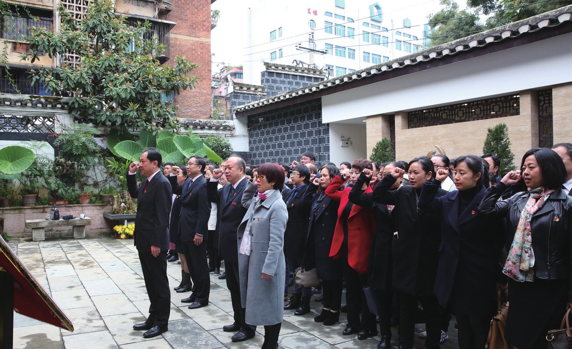 不忘初心感恩奋进——我校赴贵州省工委旧址重温入党誓词