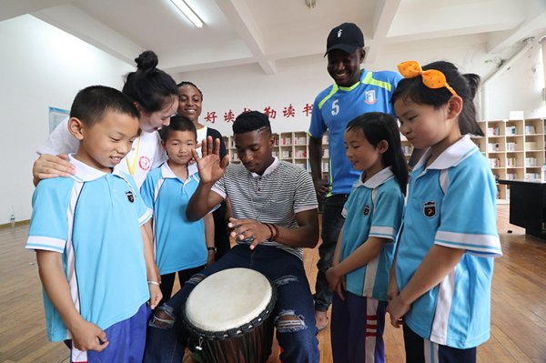 大手牵小手梦幻变现实留守儿童在宜春学院度过别样的“六一”儿童节在这里让孩子们感受“一带一路”文化的影响与魅力