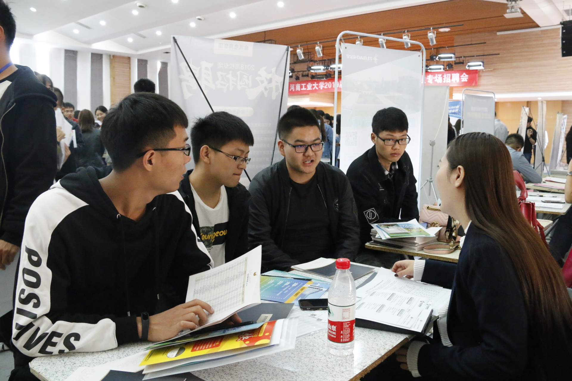 我校第四届“新常态、新梦想”行业企业专场招聘会拉开帷幕