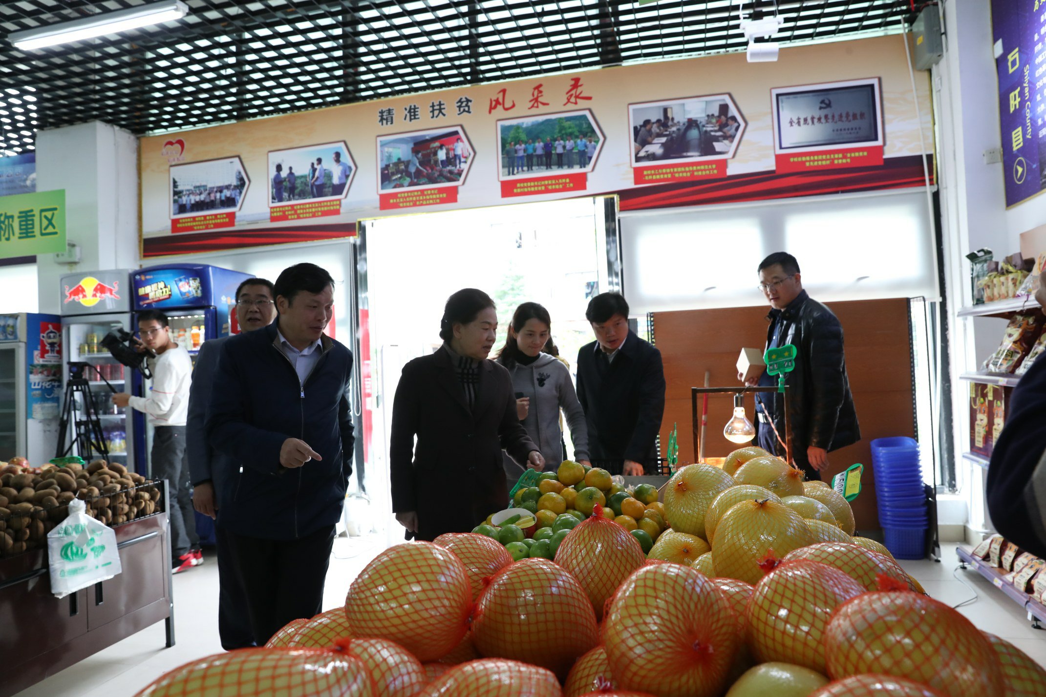 凝聚师生力量助力脱贫攻坚我校举行2018年“国家扶贫日”系列活动