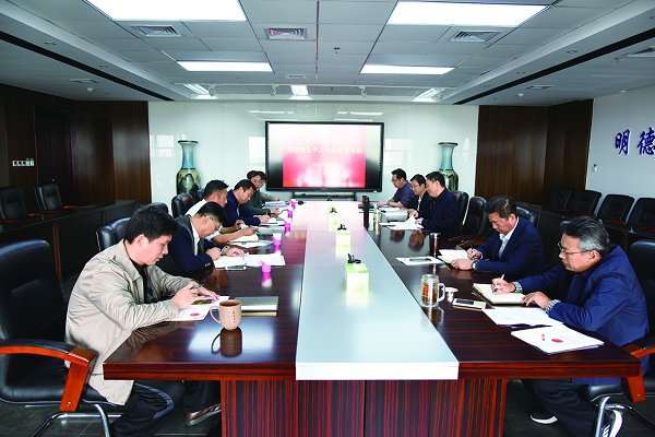 校党委中心组就宗教工作进行专题学习