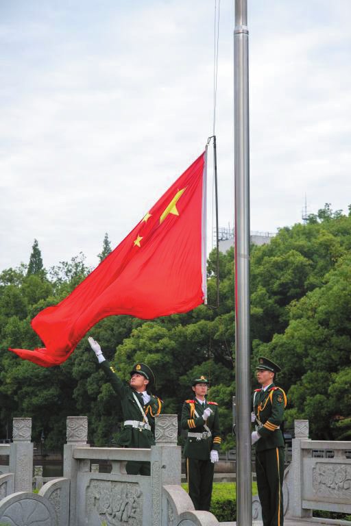 中南大学举行升旗仪式庆祝共和国69周年华诞