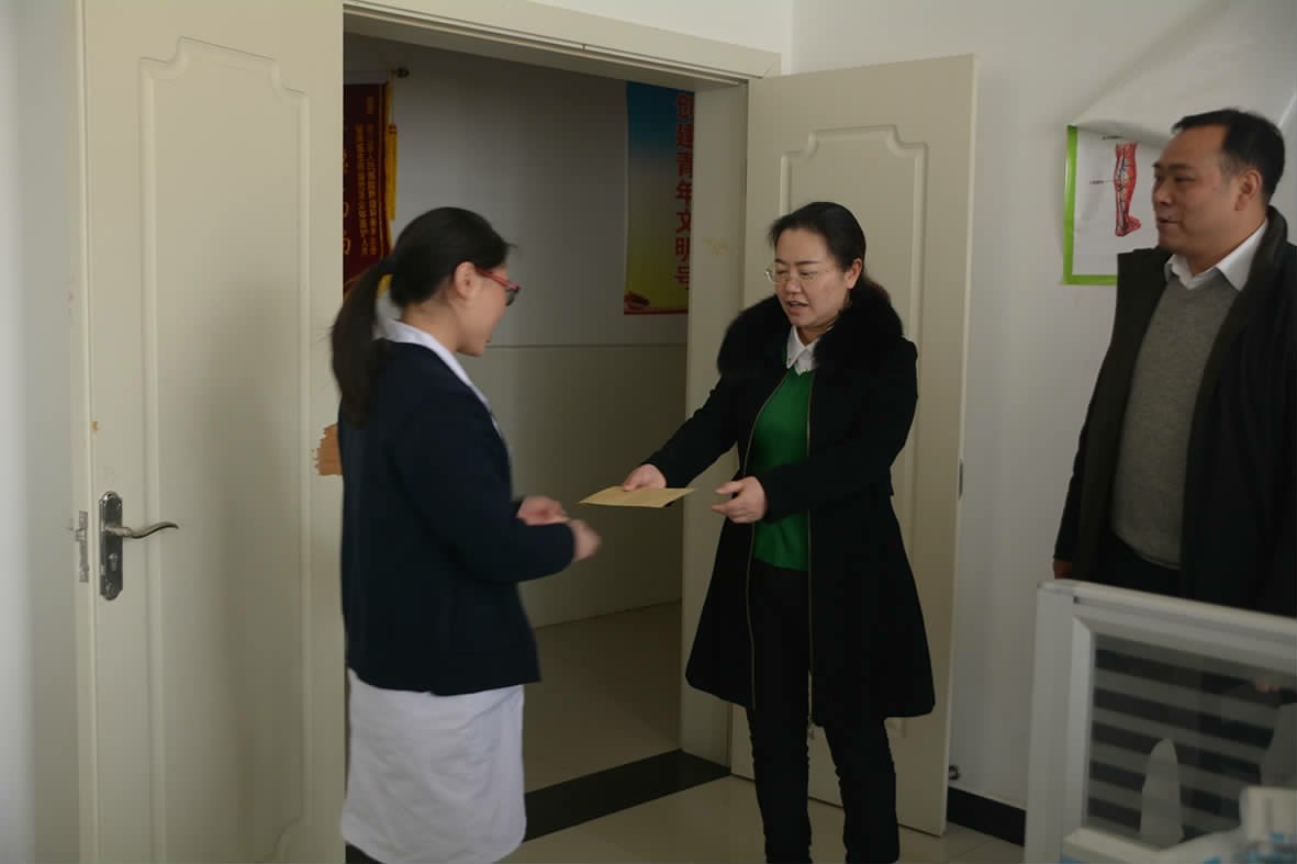 康虹到县医院慰问高层次人才