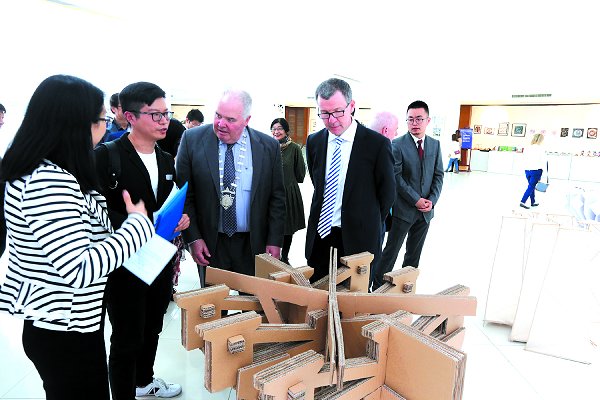 争做文化交流使者助力友好城市建设2018级中爱国际班开学典礼在校举行