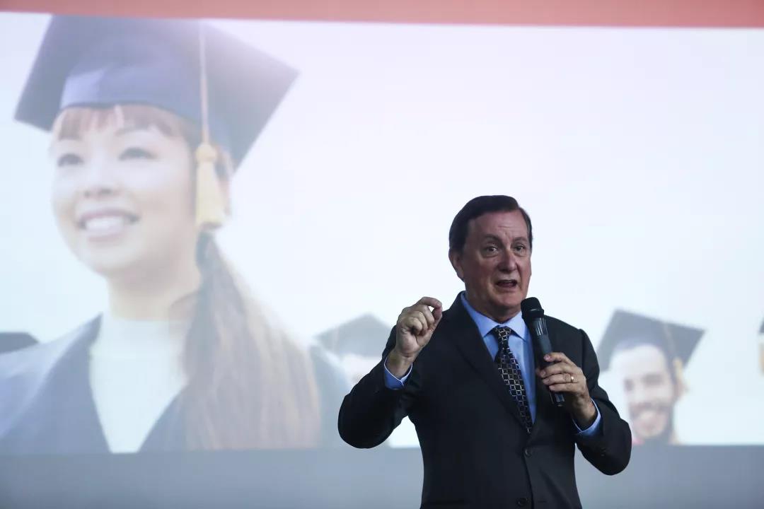 国际导师主题演讲鼓励云师大商学院学子成为国际人才美国索菲亚大学校长巴里·瑞恩博士到访我校并受聘为国际导师