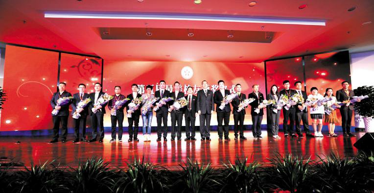 年值年返校纪念大会暨学业成礼仪式举行