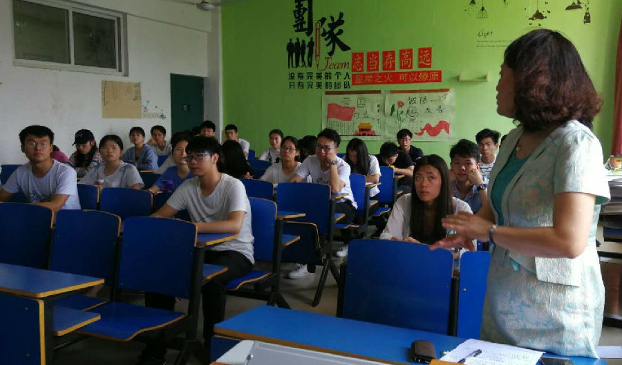 学院党委书记、院长张雪黎深入教室随堂听课