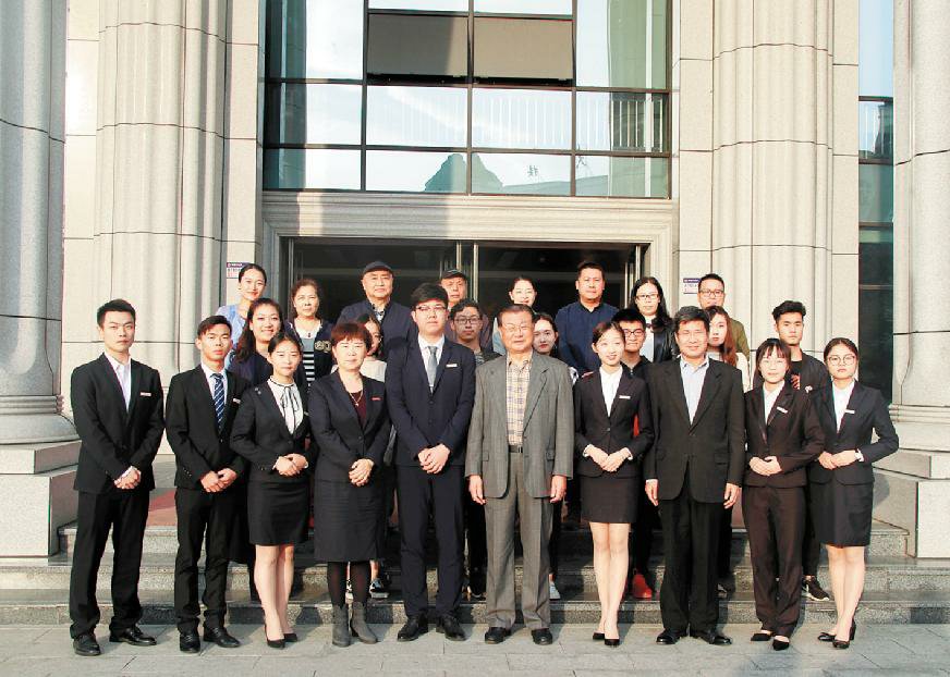 党委书记、校长邹广严同第十四届学生会主席团成员集体谈话代表“锦城”同学服务“锦城”学生助力“锦城”发展学生是锦城大学的主人