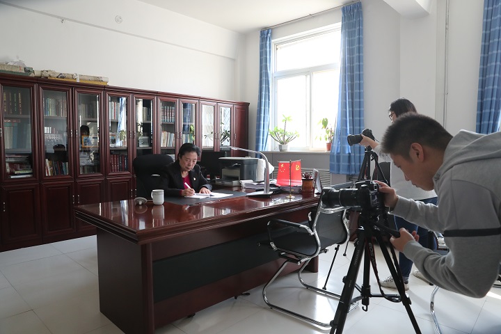 《中国教育改革开放四十周年》系列纪录片在我校拍摄