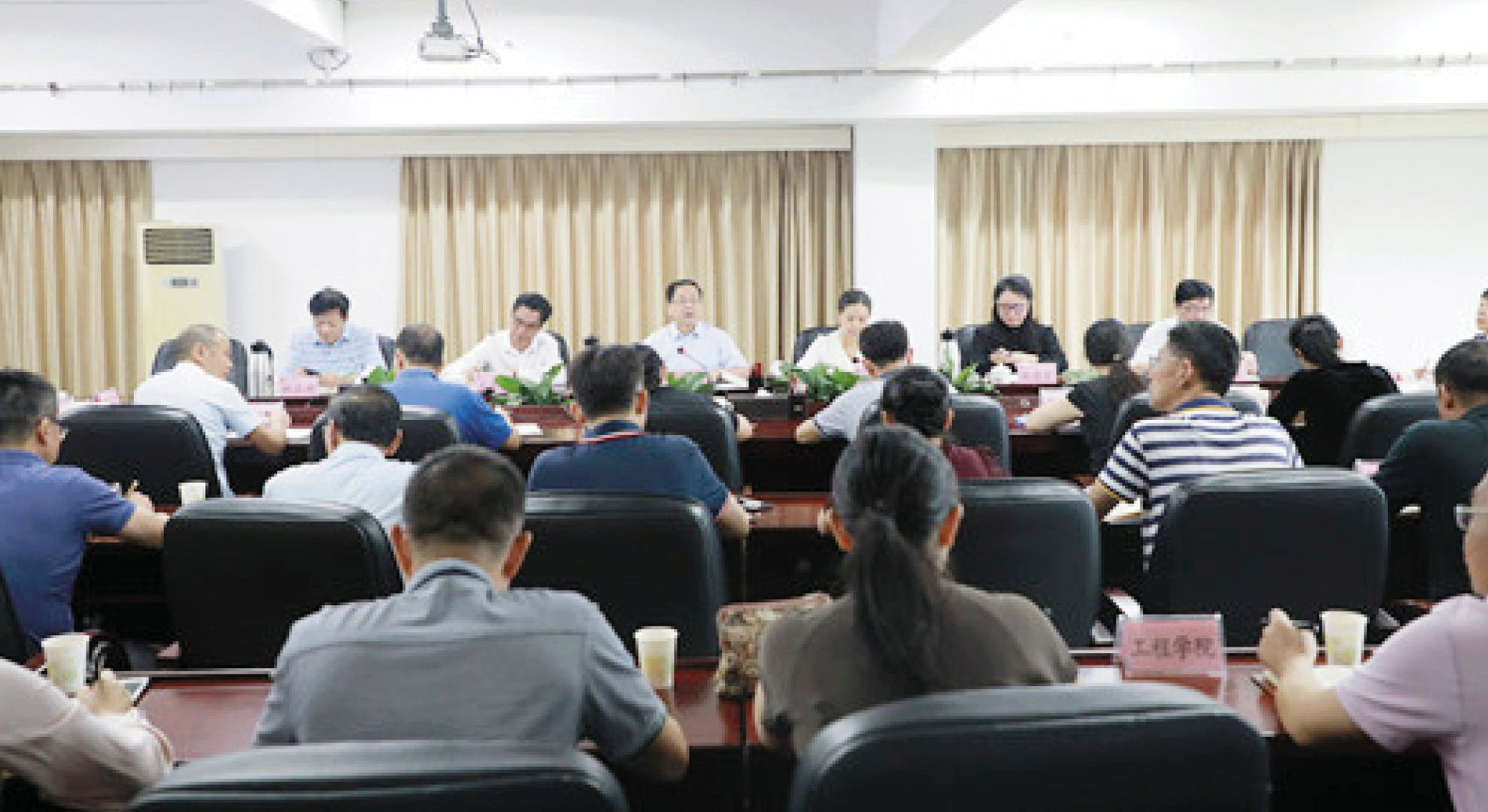 我校举行党委理论学习中心组学习（扩大）会