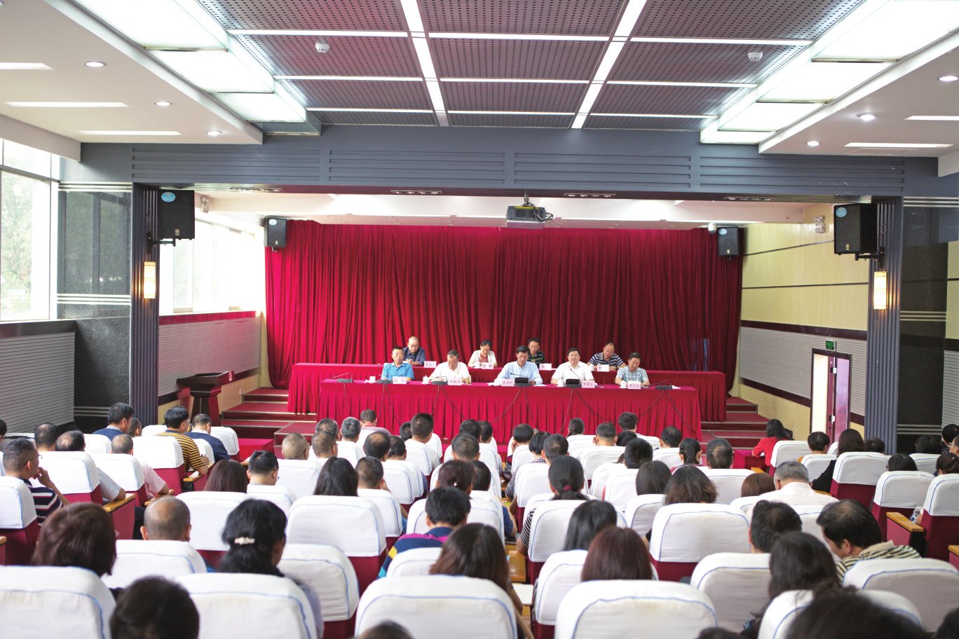 学校召开新学期开学干部大会