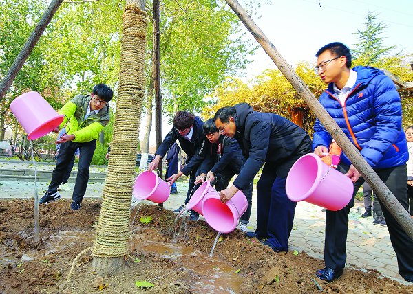 呂傳毅與管理學(xué)院新生共植“五有樹”