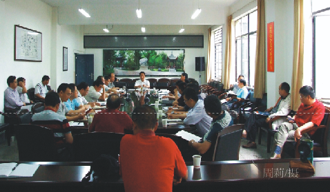 校党委理论中心组学习《习近平关于党风廉政建设和反腐败斗争论述摘编》