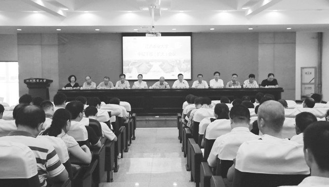学校召开中层干部扩大会议部署下半年工作