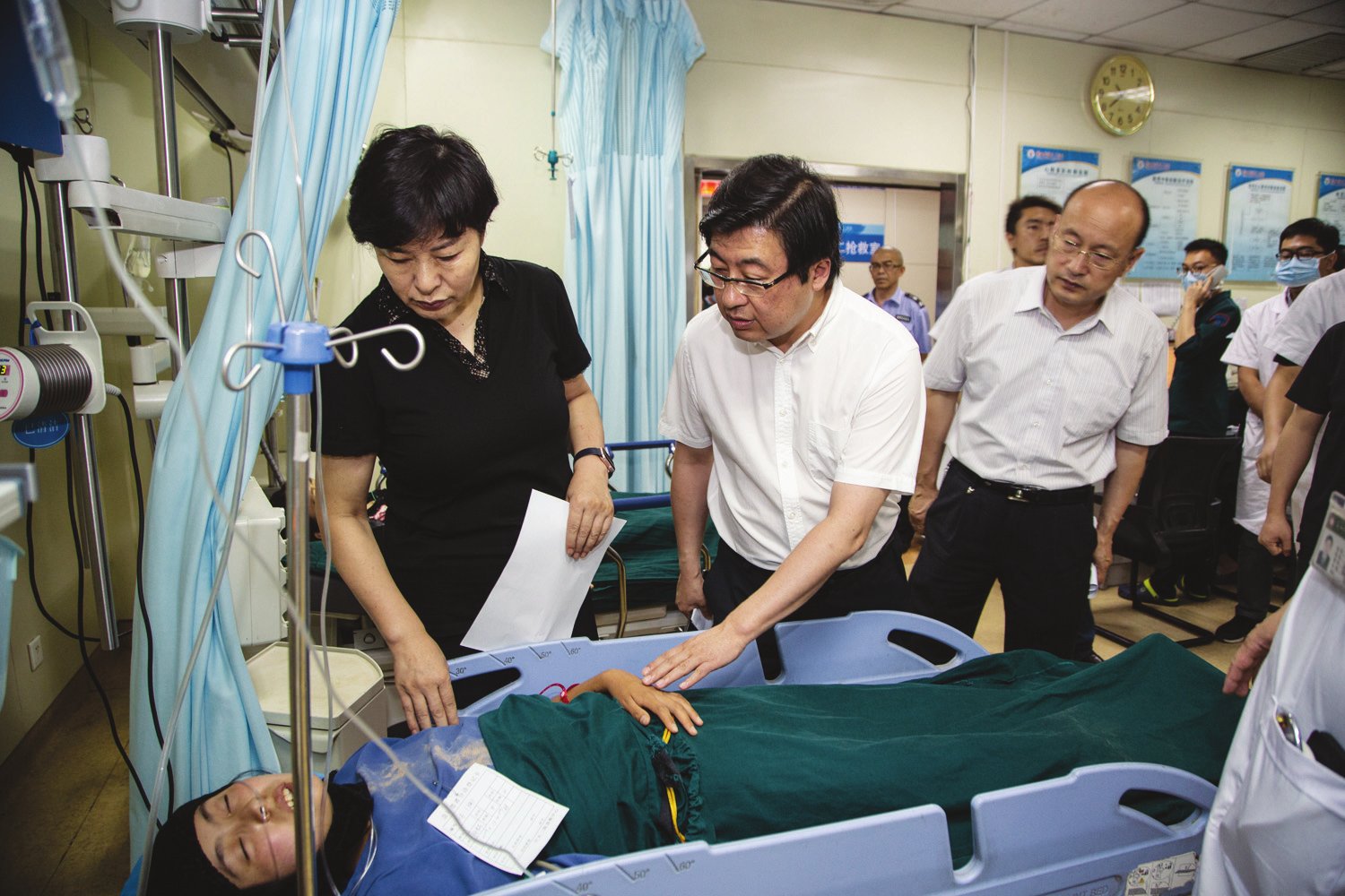 省长唐仁健来我院看望接受治疗的东乡县受灾伤员