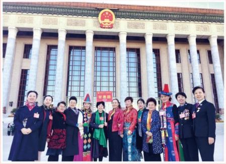 李淑梅赴京参加中国妇女第十二次全国代表大会