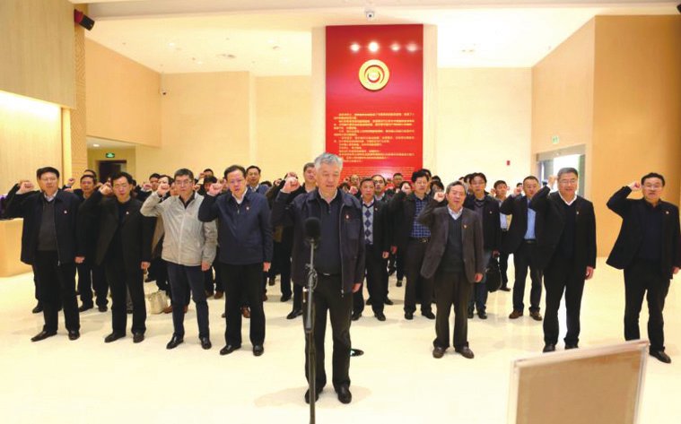 我校党委中心组成员在雨花台烈士陵园重温入党誓词