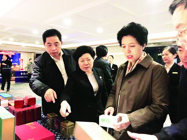 省委副书记乌兰充分肯定湖南农大服务脱贫攻坚成绩学校参加全省高等院校服务脱贫攻坚基地建设现场会