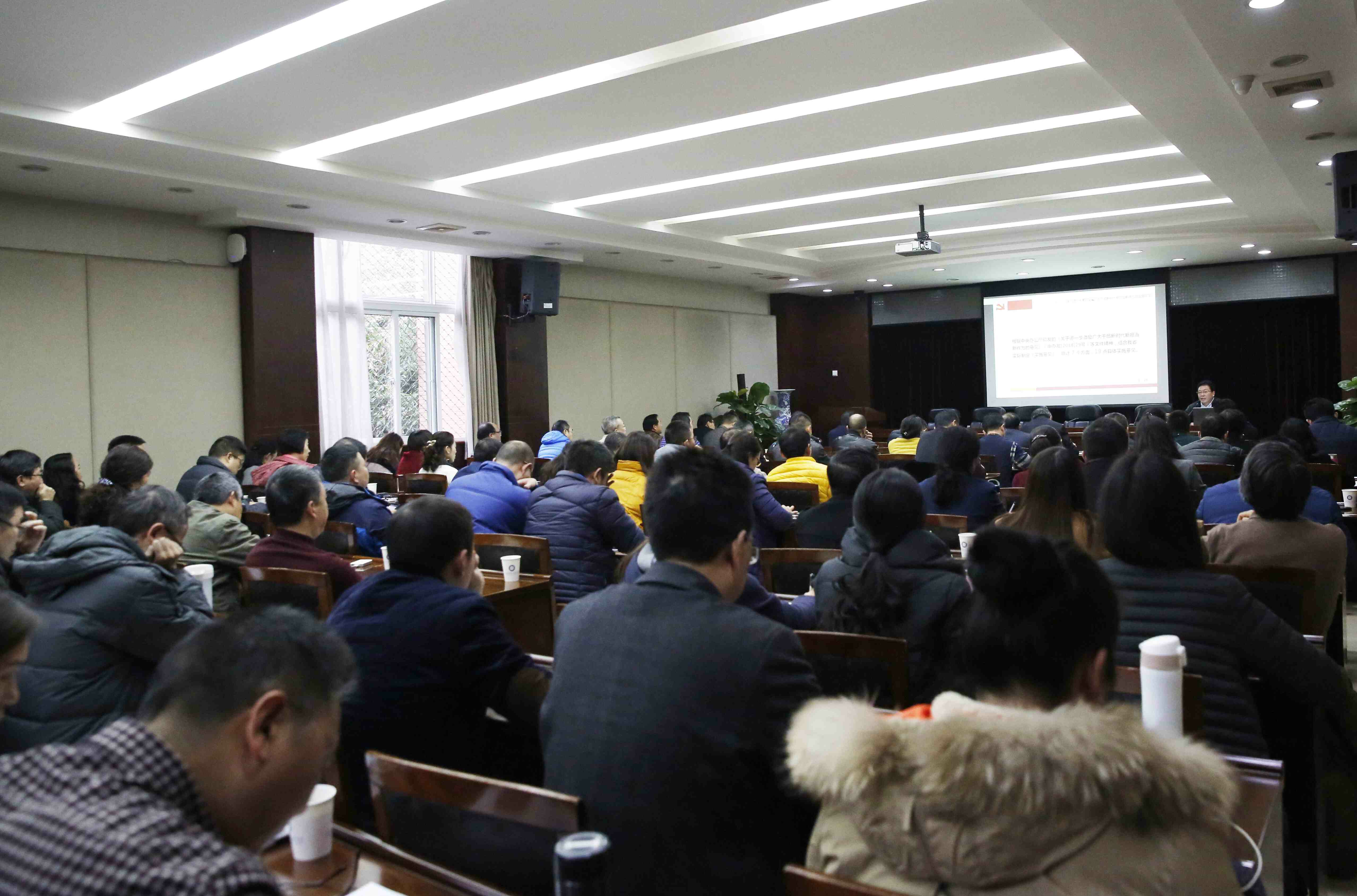 周激流在干部专题学习会上提出以更加奋发有为的精神状态推动学校内涵发展