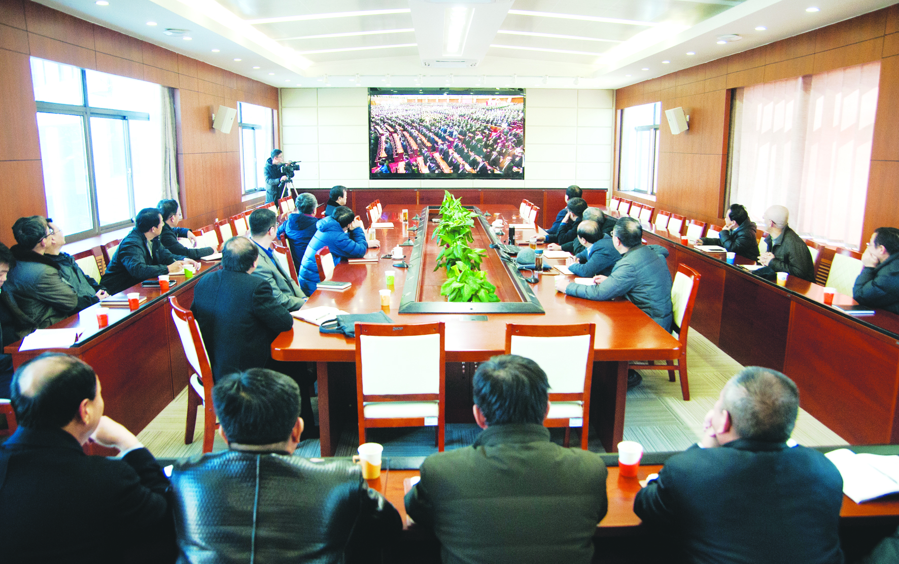 师生收看庆祝改革开放40周年大会