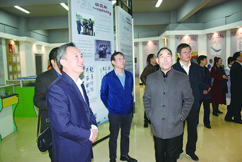 原中纪委驻农业部纪检组长朱保成一行来校调研