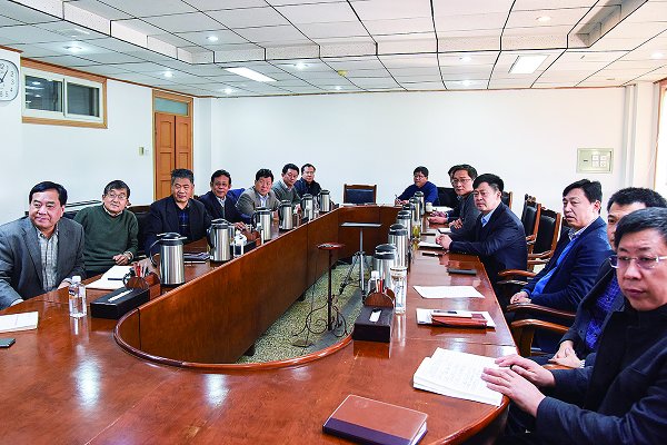 学校党委理论中心组集中收看庆祝改革开放40周年大会强调要深入践行伟大改革开放精神，开辟孔子家乡一流大学建设新局面