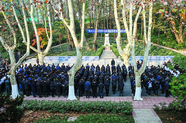 我校举行南京大屠杀死难者国家公祭日悼念活动