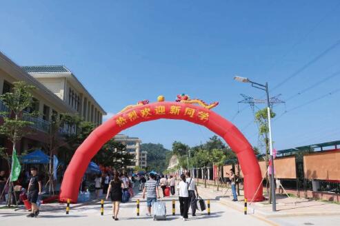 华贸学院白云校区迎来首批“00”后迎新现场盛况空前