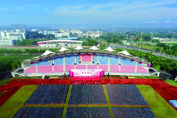 涵养“六气”，成就最好的自己我校隆重举行2018级新生开学典礼