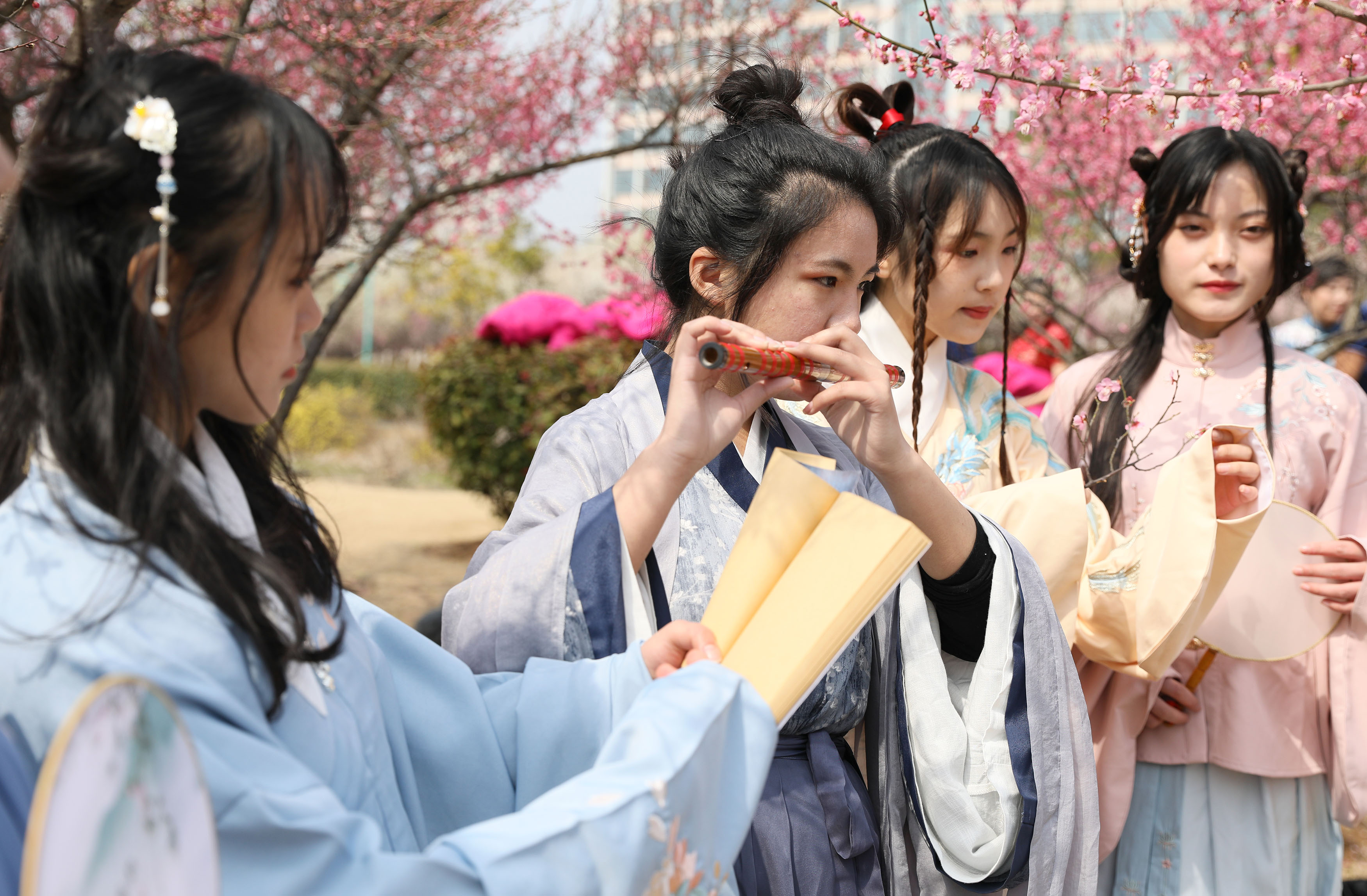 汉服快闪亮相三八妇女节