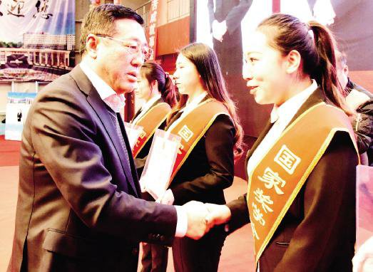 用青春承载理想用奋斗成就辉煌我校隆重召开2018年学生表彰大会