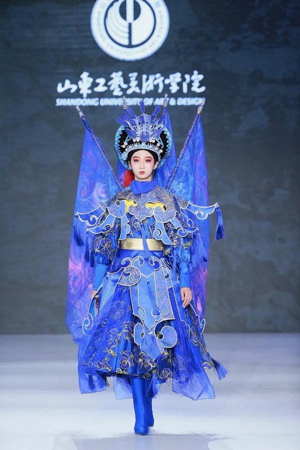 妆扮和创意服装走秀-山东工艺美术学院校报电子版山东