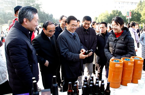 省委副书记信长星来校调研指导工作强调，要深入贯彻落实全国教育大会精神，围绕立德树人这个根本任务，瞄准乡村振兴人才需求，坚持党建引领和改革创新，努力培养德智体美劳全面发展的社会主义建设者和接班人。