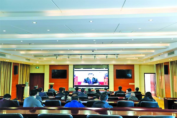 学校师生观看庆祝改革开放40周年大会现场直播