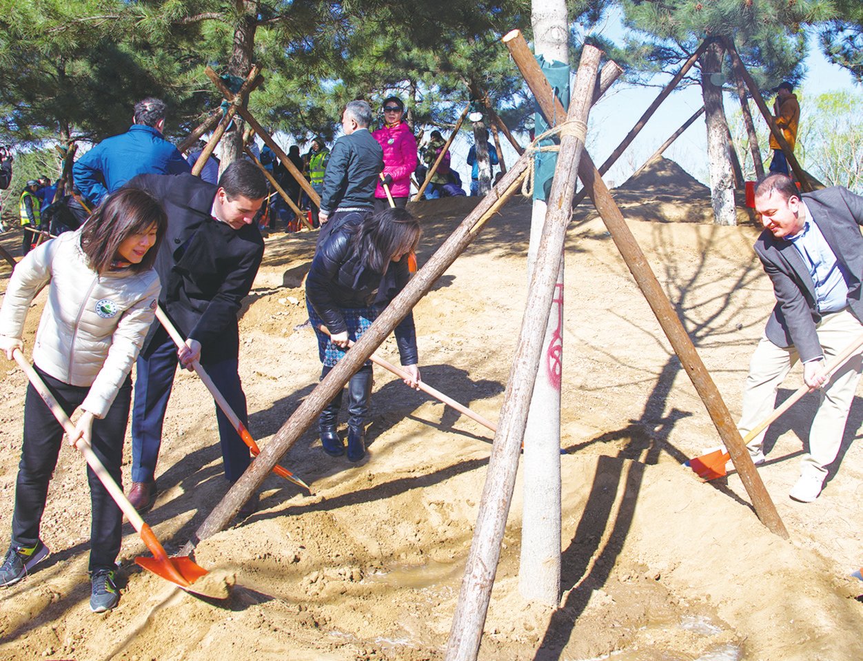 2019年“國(guó)際森林日”植樹紀(jì)念活動(dòng)在石景山區(qū)新安城市記憶公園舉辦石景山區(qū)在北京中心城區(qū)中率先啟動(dòng)創(chuàng)建國(guó)家森林城市工作